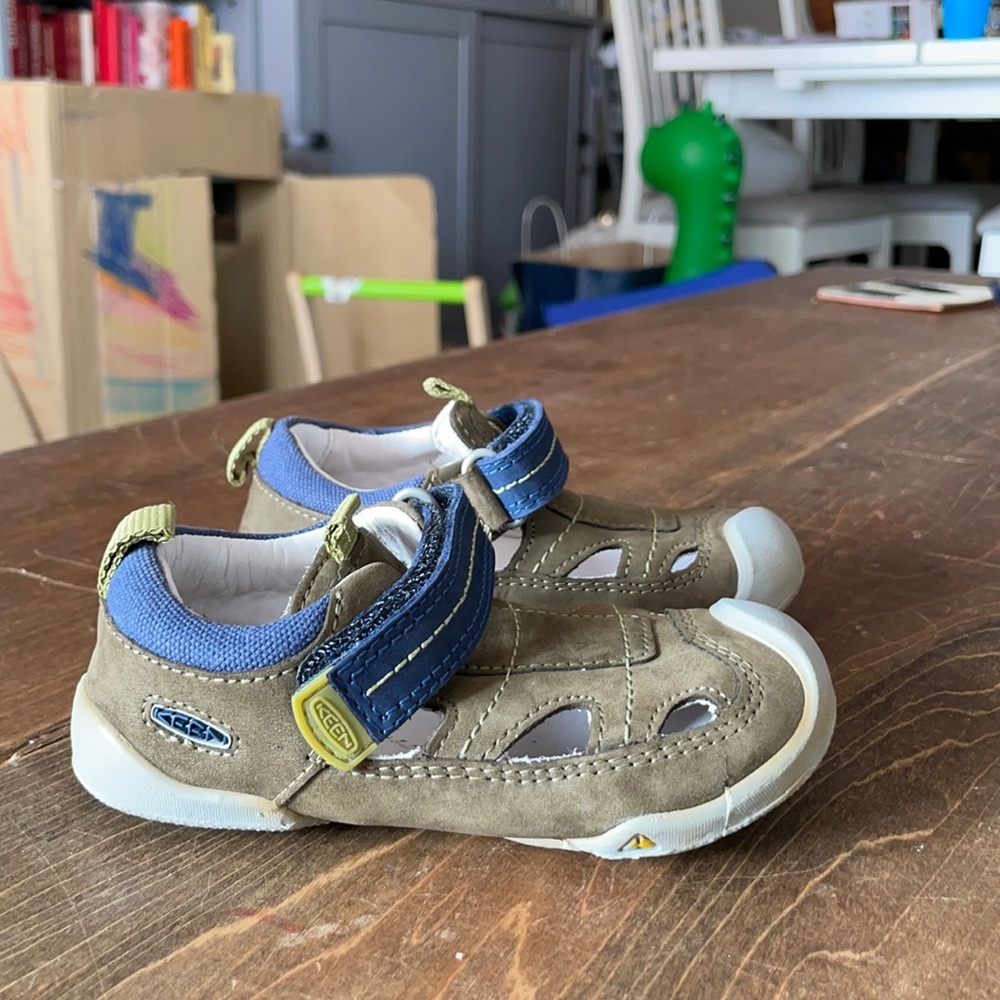 Keens boys size 7